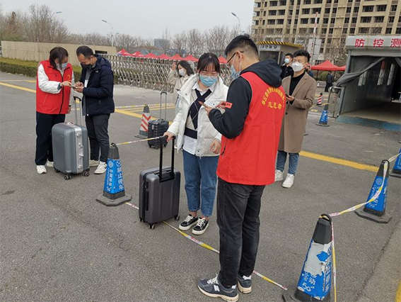 章丘大学园区管理服务中心开展雷锋月疫情防控志愿服务活动